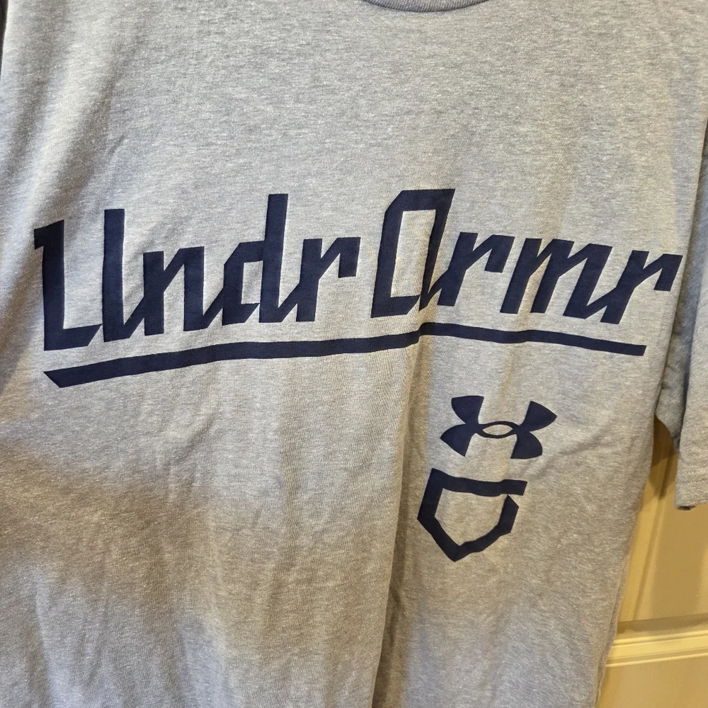 Under Armour Men’s XL Baseball Script Graphic T-Shirt Grey Loose Fit NWT - Picture 2 of 9